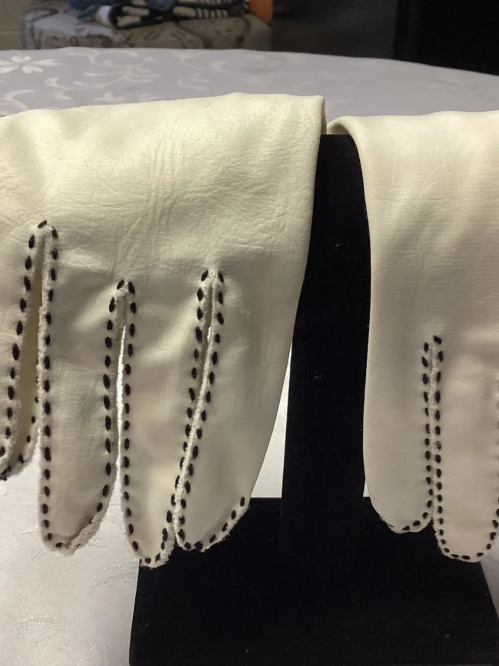 VAN RAALTE. VINTAGE LADIES GLOVES. BLK / WHITE STITCH. RARE 💃💃💃
